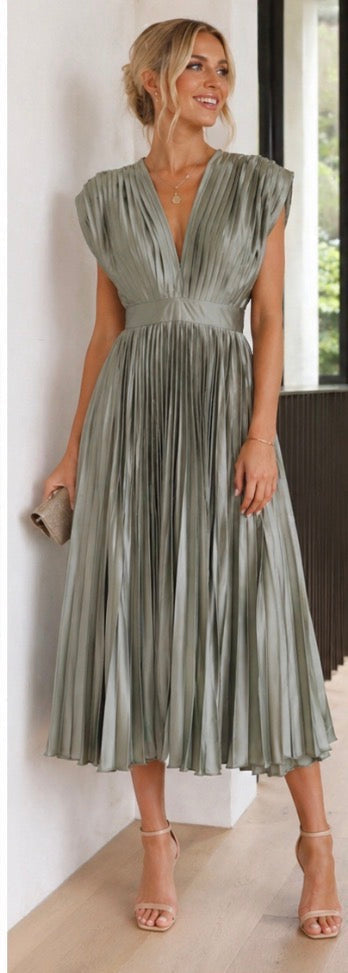 Violet &amp; Grace™ | Timeless Pleated Midi Dress